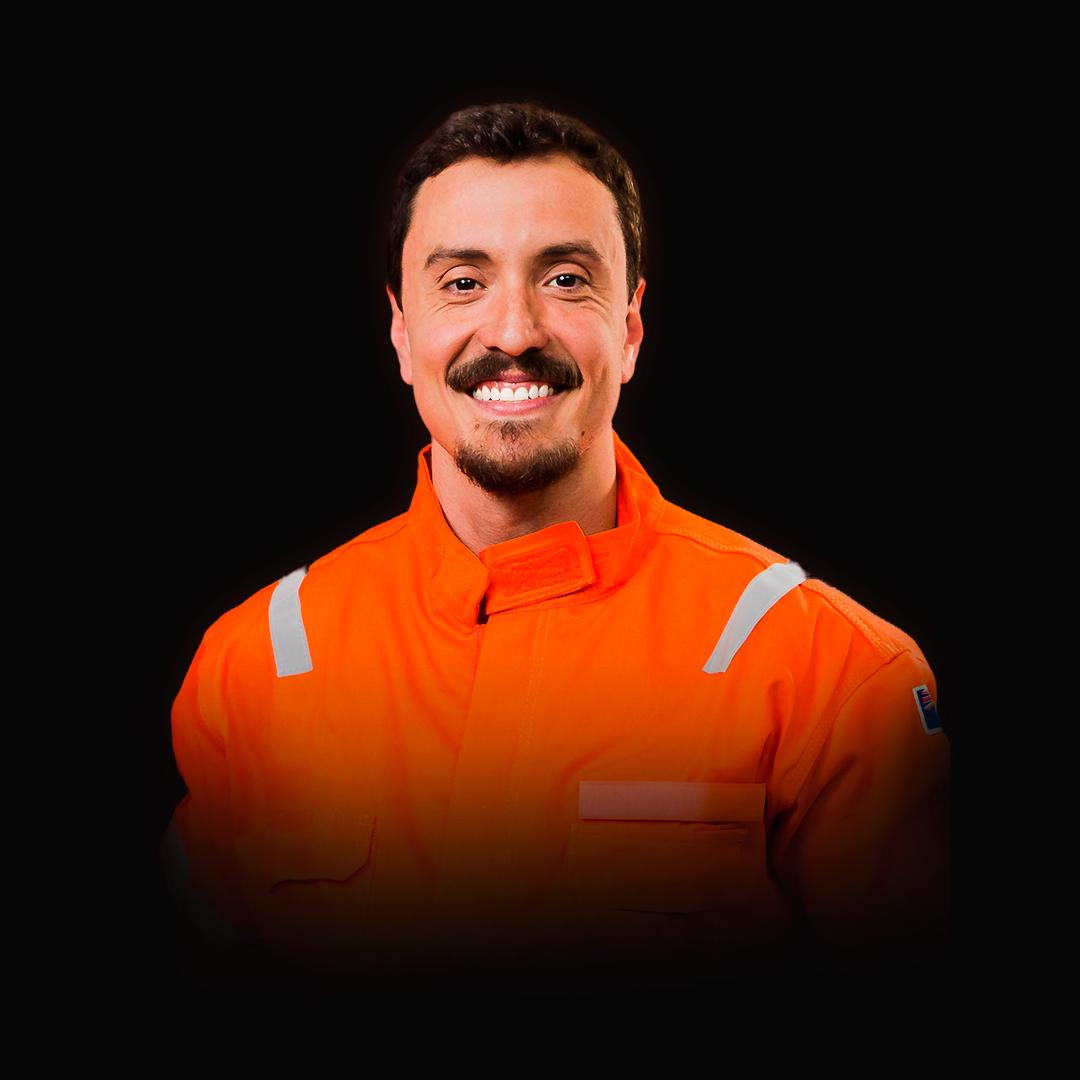 Gabe Oliveira em uniforme de trabalho offshore