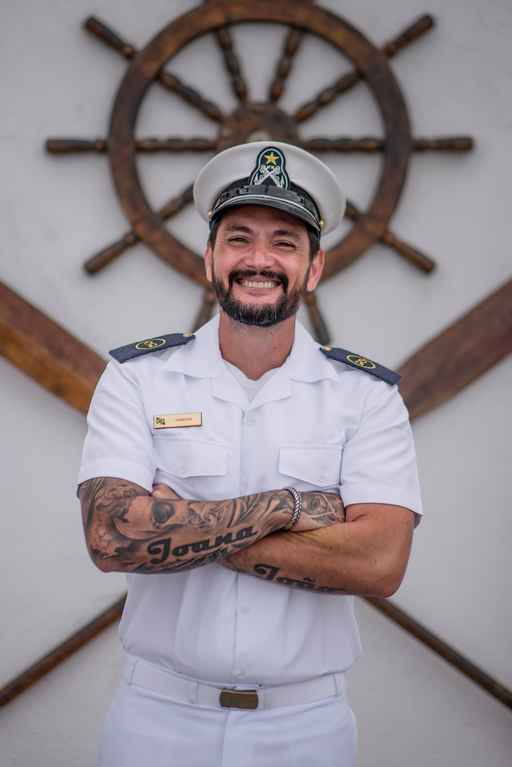 Leandro Verdan, diretor executivo do CMM, em uniforme branco da Marinha Mercante